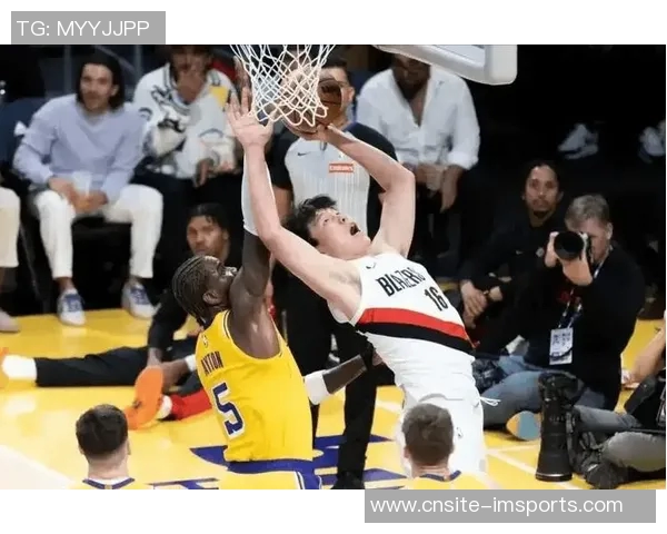 浓眉小试牛刀上半场表现抢眼贡献7分7篮板2盖帽展现强大实力